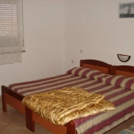 Ferienwohnung Mit Balkon Fuer Fuenf Personen Appartement Pula