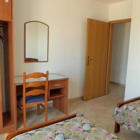 Ferienwohnung Mit Balkon Fuer Fuenf Personen * Pula