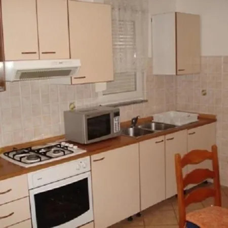 Ferienwohnung Mit Balkon Fuer Fuenf Personen Appartement Pula