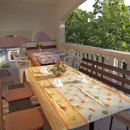 Ferienwohnung Mit Balkon Fuer Fuenf Personen * 普拉