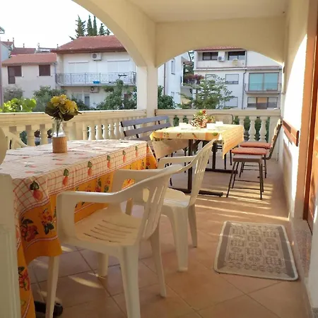 Ferienwohnung Mit Balkon Fuer Fuenf Personen 普拉